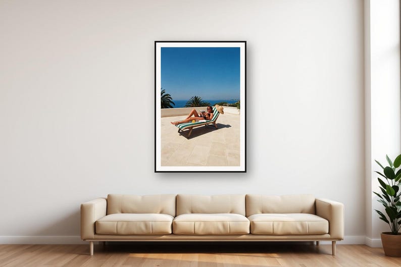 Quadro de mulher lendo à beira da piscina | Arte de parede vintage com espreguiçadeira em casa de campo (Download digital) imagem 1