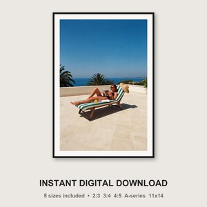 Quadro de mulher lendo à beira da piscina | Arte de parede vintage com espreguiçadeira em casa de campo (Download digital) imagem 3