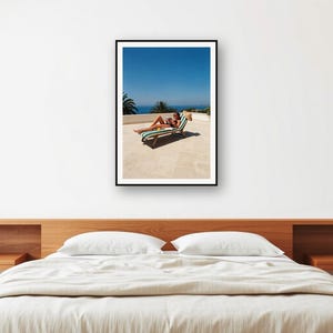 Quadro de mulher lendo à beira da piscina | Arte de parede vintage com espreguiçadeira em casa de campo (Download digital) imagem 2