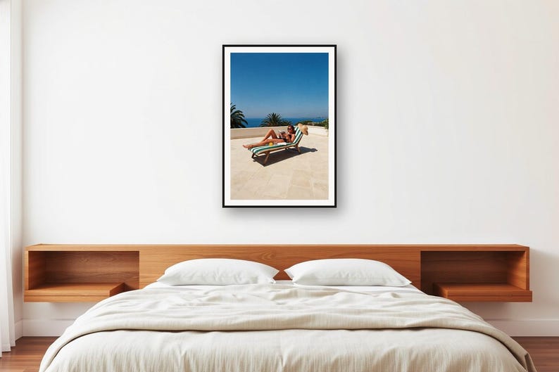Quadro de mulher lendo à beira da piscina | Arte de parede vintage com espreguiçadeira em casa de campo (Download digital) imagem 2