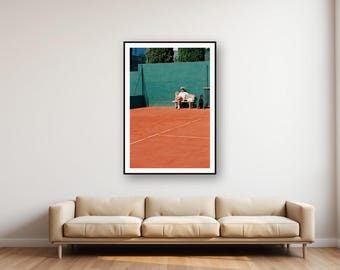 Lámina de tenis con dóberman / Foto vintage de un oficial en la cancha (descarga digital)