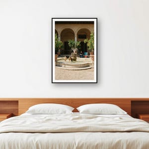 Stampa di un pastore tedesco con fontana / Quadro vintage da parete per cortile mediterraneo (download digitale) immagine 2