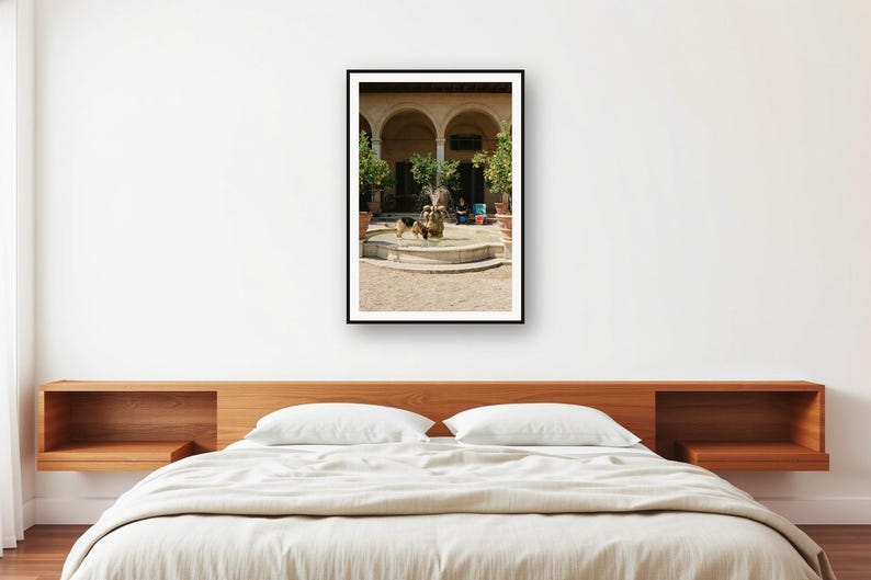 Stampa di un pastore tedesco con fontana / Quadro vintage da parete per cortile mediterraneo (download digitale) immagine 2