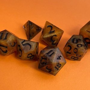 Gruseliges Halloween RPG Würfel-Set - Funkelndes Opak Orange mit Schwarzen Wirbeln & gruseliger Schrift | Handgefertigter Tabletop Spielwürfel