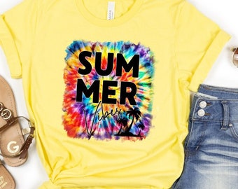 Puede incluir: Camiseta amarilla con un diseño tie-dye y el texto "Summer Vibes" en negro.