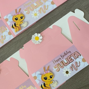 caixinha rosa personalizada com uma abelhinha