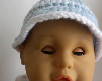 Chapeau de bébé au crochet blanc et bleu, chapeau de bébé à bords. Chapeau de bébé avec bord, chapeau de bébé garçon, bonnet de bébé au crochet, bonnet Photo Prop, âgé de trois mois