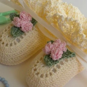 Crochet Baby Booties, Newborn Baby Booties, Heirloom Booties, Creme Baby Booties. Baby Girl Booties, Booties with Flowers, Crib shoes