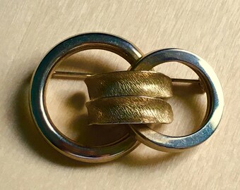 Vintage Double Circle Brooch Pin: Light Gold Tone Interlocking Design