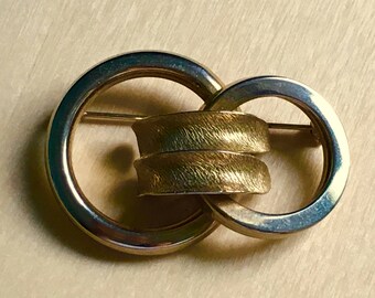 Vintage classic tailored brooch pin for jacket sweater or hat Double Circles light gold tone