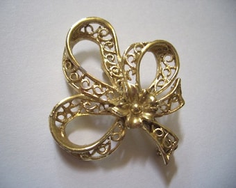 Vintage Shamrock Flower Trefoil Ribbon ladies Sweetheart Pin Brooch • gold tone dainty grandma stuff Grannycore cottagecore