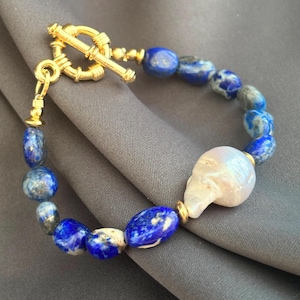 Pulseira delicada de lápis-lazúli com pérolas barrocas, pulseira de lápis-lazúli, pulseira de pérolas barrocas douradas, pulseira de contas de pedra natural azul-marinho