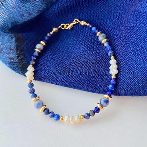 Pulseira delicada de ouro lápis com pérolas verdadeiras, pulseira de lápis-lazúli, pulseira de pérolas douradas, pulseira de contas de pedra natural azul-marinho