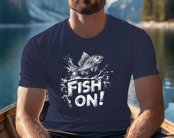 Fish On! Zabawna koszulka wędkarska dla mężczyzn, prezent dla taty wędkarza, koszulka z grafiką Bass Fisherman, koszulka Outdoorsman, prezent na dzień ojca