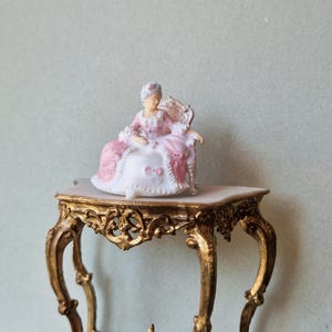 Miniatur-Puppenhausdekoration, Figur im Barockstil und Tisch im Maßstab 1:12, Figurengröße ca. 30 mm, Unikat.