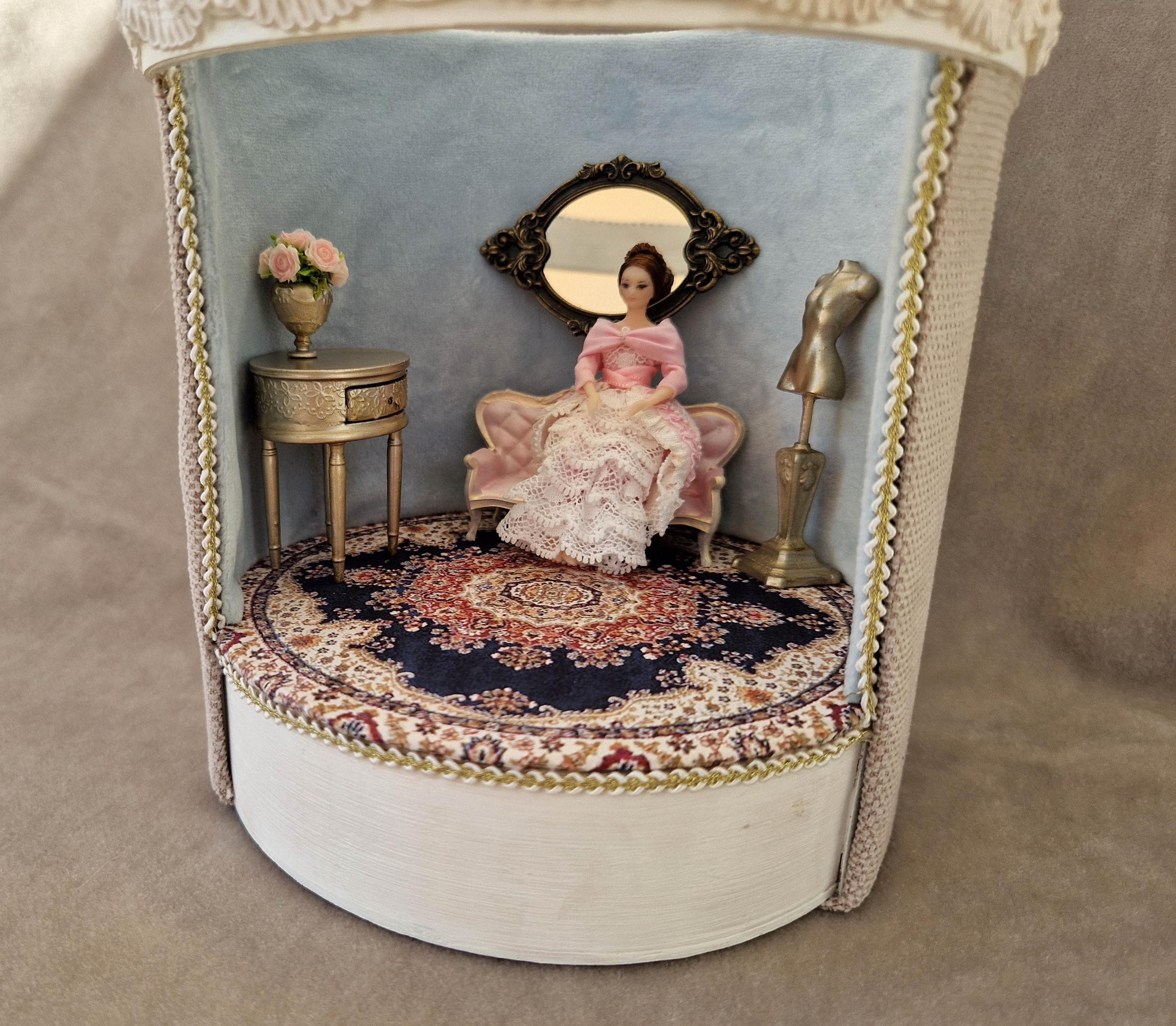 1:12 Puppenhaus-Maid-Puppe – Keramik-Miniatur, Beweglich, Handgefertigt, Ca. 16 Cm, Mit Standfuß, Ideal Für