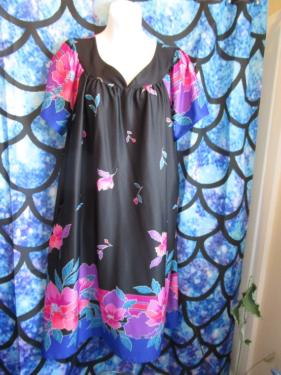 Vintage Womans Sz Medium Mumu Nightie