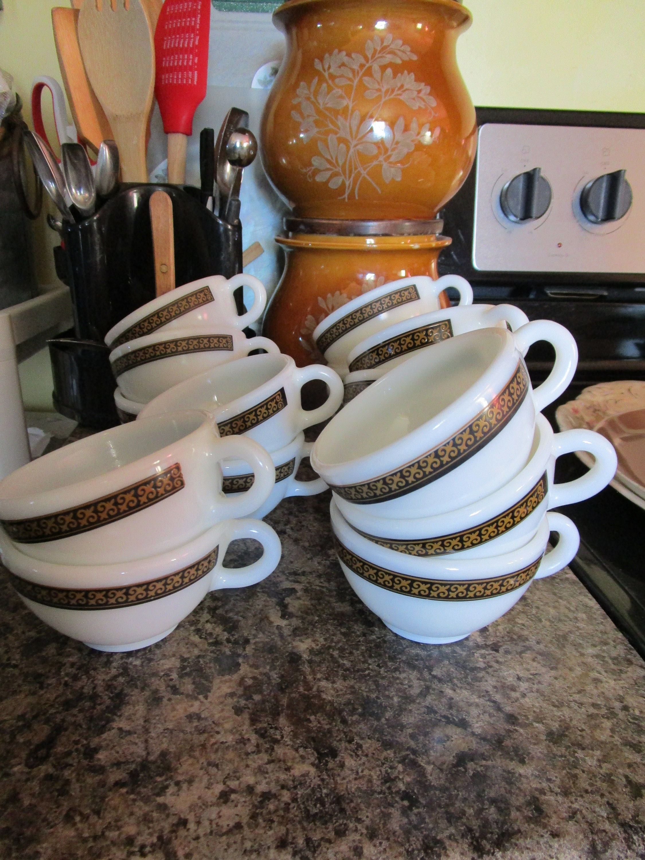 RARE 18 Mid Century Pyrex Corning Ebony Fleur De Lis Cups White