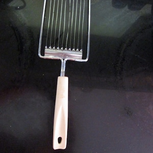 Vintage Slicer, Tomato Slicer with Beige Handle, Veggie Slicer, Cheese Slicer, Egg Slicer, Hand Slicer, Kitchen Utensil