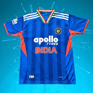 Camiseta azul de alta calidad del equipo de críquet de India para la Copa Mundial T20 2026. Ideal para el estadio o la pantalla gigante. Regalo perfecto para el Día del Padre. Disponible en tallas para adultos y niños.