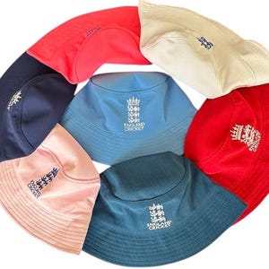 Nationaler Fischerhut mit gesticktem England Cricket 3 Löwen Emblem - beim Stadion oder Spielen zusehen - perfektes Geschenk für jeden Cricket Fan.