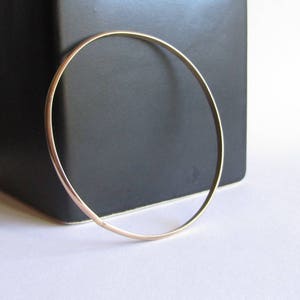 Puede incluir: Un brazalete fino de oro.