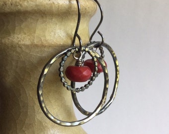 Pendientes de aro de plata de ley con coral rojo