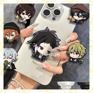 Peut inclure: Ensemble de trois mugs en céramique avec une finition mate et mouchetée. Les tasses sont de couleur crème, gris clair et gris foncé. Design simple et minimaliste.