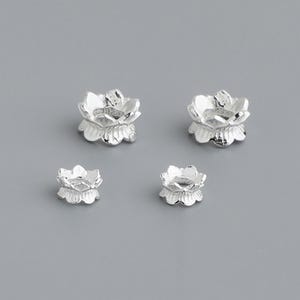 Puede incluir: Cuatro separadores de cuentas de flor de loto plateados. Los separadores son de diferentes tama&ntilde;os, siendo el m&aacute;s grande de aproximadamente 2,5 cm de di&aacute;metro.