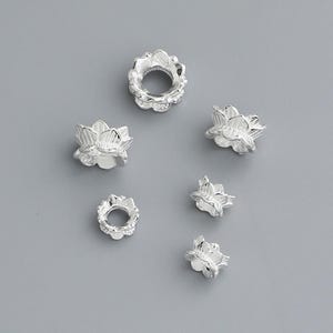 Puede incluir: Cuentas espaciadoras de plata en forma de flor para la elaboraci&oacute;n de joyas. Las cuentas tienen un delicado dise&ntilde;o floral y son perfectas para agregar un toque de elegancia a cualquier proyecto.