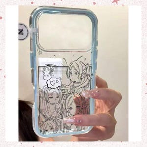 以下が含まれることがあります： 透明な携帯電話ケース、水色の縁取り。ケースには、複数のアニメキャラクターの白黒マンガ風イラストが描かれています。デザインには吹き出しと星が含まれています。
