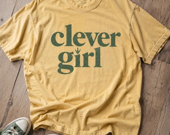 Camiseta Retro Americana Comfort Colors / Camiseta Clever Girl Dinosaur Nostalgia