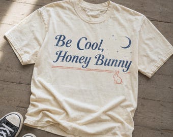 Camiseta Retro Americana Comfort Colors / Ropa de verano nostálgica / Be Cool Honey Bunny