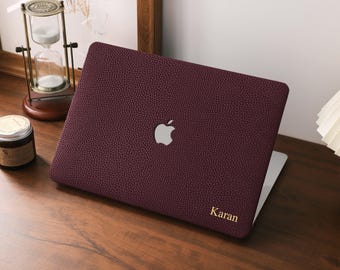 Gepersonaliseerde bordeauxrode lychee-grain MacBook-hoes, aangepaste leren tas voor MacBook Air 13 15 Neo(A18) Pro 14" 16", laptophoes voor 2026 M4 M5