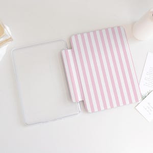 Custodia trasparente con retro a righe rosa per Kindle 2024, custodia Kindle nuova di zecca, custodia Kindle personalizzata per tutti i modelli Kindle Paperwhite 6,8" e 7" 2022 Kindle 6"