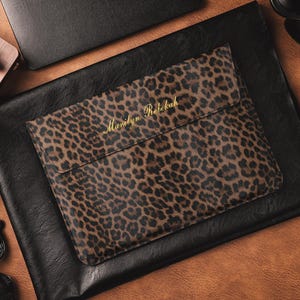 Personligt leopardmönstrat MacBook-fodral, veganskt läderfodral med stativ och eget namn, present till MacBook Air och Pro 13–16 tum