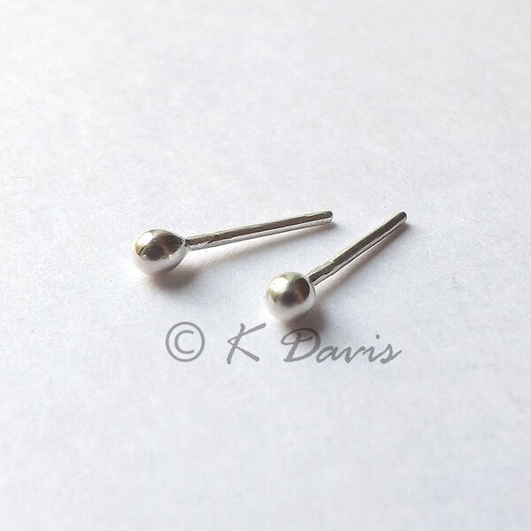 Boucles d’oreilles Silver Stud Tiny Silver Bud Post Boucle d’oreille minime petit clou cadeau bijoux modernes pour elle, boucles d’oreilles faites à la main