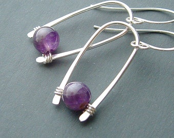 Pendientes de aro invertidos de plata de ley con amatista, piedra natal de nacimiento. Un regalo de joyería para ella.