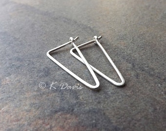 Aros triangulares de plata de ley, modernos, con acabado cepillado y diseño geométrico.