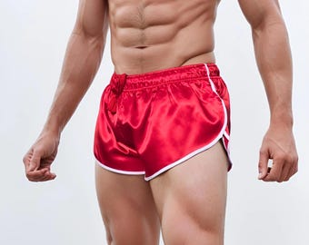 Puede incluir: Shorts deportivos de satén rojo con ribete blanco. Los pantalones cortos tienen cintura con cordón y un diseño retro clásico. Estos pantalones cortos son adecuados para correr, hacer ejercicio o usar informalmente.