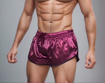 Puede incluir: Shorts de satén burdeos con cintura con cordón y ribete negro. Los pantalones cortos están hechos de una tela brillante y suave. Estos pantalones cortos de estilo atlético están diseñados para la comodidad y el movimiento. Miden unos 30 cm de largo.