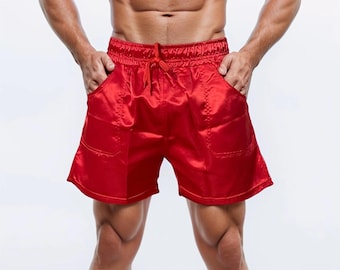 Könnte beinhalten: Leuchtend rote Satin-Shorts mit Kordelzugbund und Seitentaschen. Die Shorts haben ein glänzendes Finish und ein klassisches sportliches Design. Ideal für Workouts oder Freizeitkleidung.
