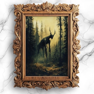 Könnte beinhalten: Gerahmtes Kunstwerk mit einer düsteren Waldszene. Das Gemälde zeigt eine große, schattenhafte Gestalt mit Geweih in einem nebligen Wald. Der Rahmen ist aus verziertem, geschnitztem Holz mit einem warmen, goldenen Farbton, der dem unheimlichen Kunstwerk einen Hauch von Eleganz verleiht.