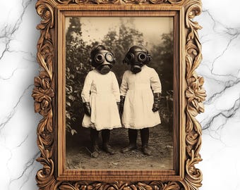 Può includere: Una fotografia d'epoca in bianco e nero di due bambini che indossano maschere antigas. La foto è incorniciata in una cornice di legno decorata.