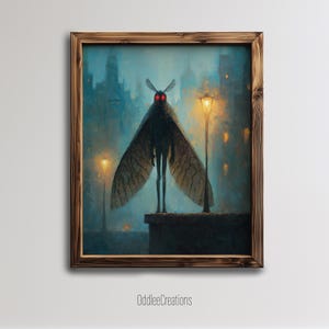 Peut inclure: Impression artistique encadrée représentant une créature sombre ressemblant à un papillon de nuit, avec des yeux rouges brillants, sur un toit. Le fond montre une ville nocturne, éclairée par des lampadaires et un ciel bleu. Le cadre est en bois.