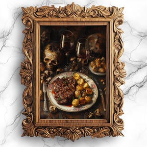 Puede incluir: Una pintura de bodegón en un marco dorado adornado representa un bistec a la parrilla en un plato blanco con patatas asadas y hierbas. Dos copas de vino con vino tinto están sobre la mesa, junto con una calavera y otros objetos.