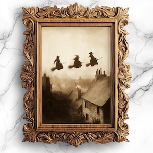 Vintage Fotografie von Hexen, die über das Dorf fliegen | Digitaler Download Kunst | Witchy Gothic Wanddekor | Antike Halloween Ästhetik - WIT-23