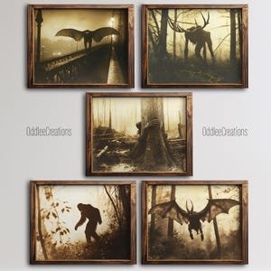 Op de afbeelding: Set van vijf ingelijste sepia-tinten prints met verschillende mythische wezens in een bosrijke omgeving. De prints zijn in houten frames met een donkerbruine afwerking.