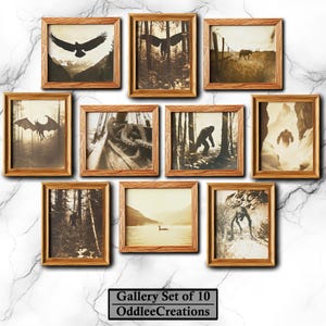 Op de afbeelding: Een set van 10 ingelijste sepia-foto's met verschillende mythische wezens en landschappen. De lijsten zijn van hout en hebben een rustieke bruine afwerking. De afbeeldingen omvatten een vliegende vogel, een draak, een sasquatch, een meer en een bos.