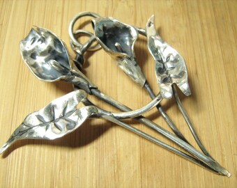 Pendentif lys calla en argent sterling : cercle botanique brutaliste de fleurs